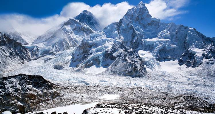 Majestueus met sneeuw bedekt bergmassief onder een heldere blauwe hemel.