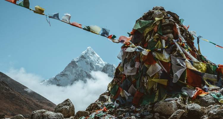 Gebedsvlaggen met een bergtop op de achtergrond.