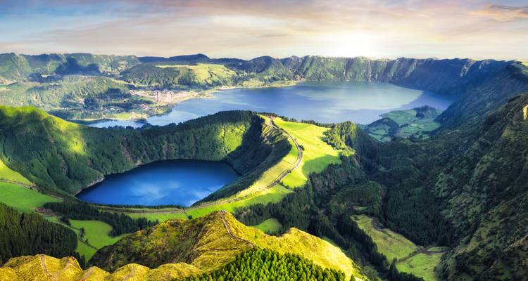 Luchtfoto van de twee caldomeertjes van Sete Cidades en de weelderige kraterwanden op de Azoren.