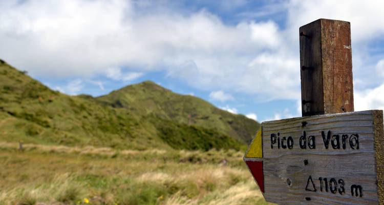 Houten wandelbordje met 'Pico da Vara' met alpiene weide en groene piek in de verte.