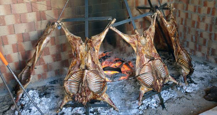 Traditionelles argentinisches Barbecue mit Fleisch, das auf einem Grill geröstet wird.