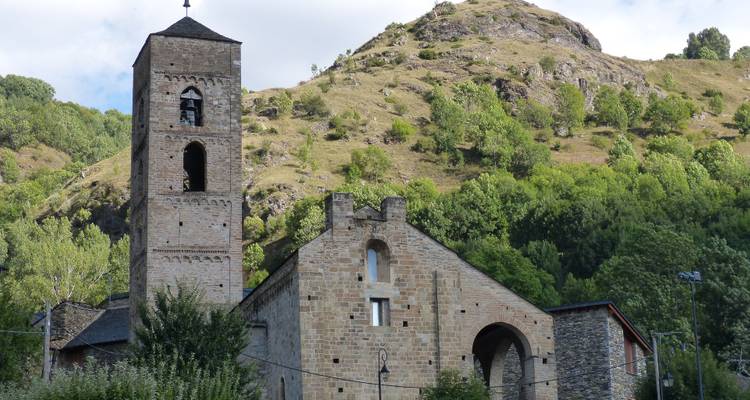 Bâtiment d'église historique avec un clocher situé sur un coteau.