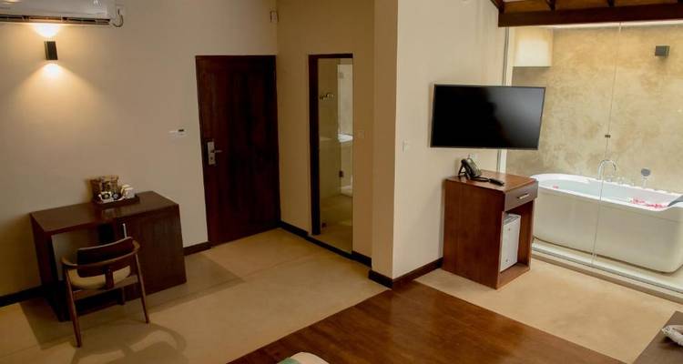 Eenvoudige en moderne hotelkamer interieur met tv en een bad.