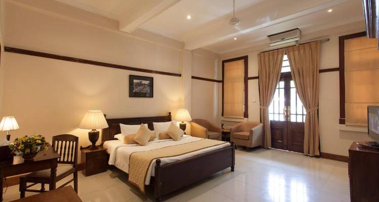 Gezellige hotelkamer met een houten bed en meubels.