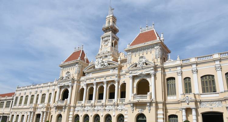 Französisches kolonialistisches Rathaus mit verzierter Architektur.