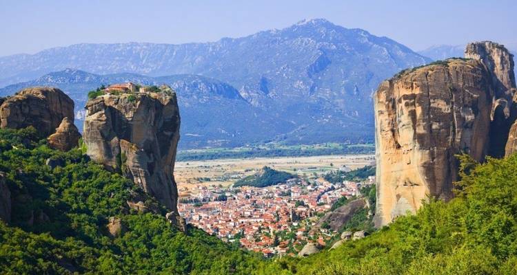 Stad genesteld tussen torenhoge rotsformaties in Meteora.