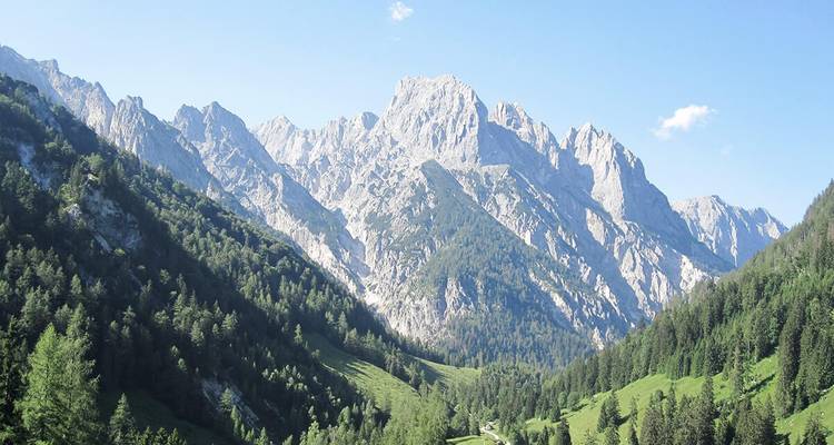 Majestueuse chaîne de montagnes sous un ciel bleu clair.