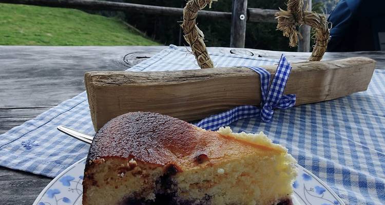 Una rebanada de pastel con una decoración elegante.