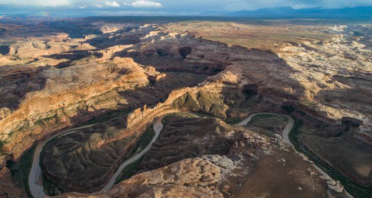 Luftaufnahme einer weiten Canyon-Landschaft.