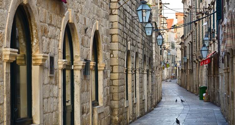 Calle empedrada en un pueblo histórico.
