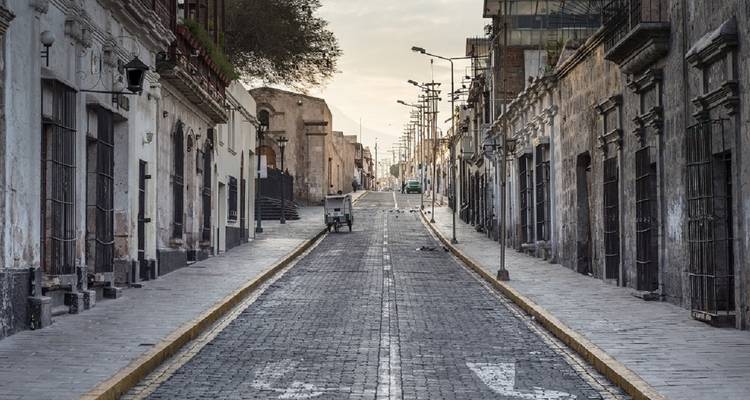 Verlaten stedelijke straat omzoomd met historische gebouwen.