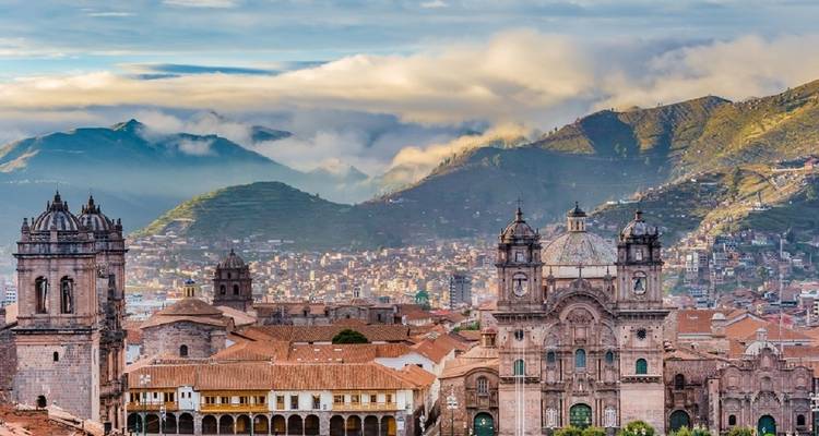 Panoramisch uitzicht op de stad Cusco met kathedraal en omliggende heuvels.