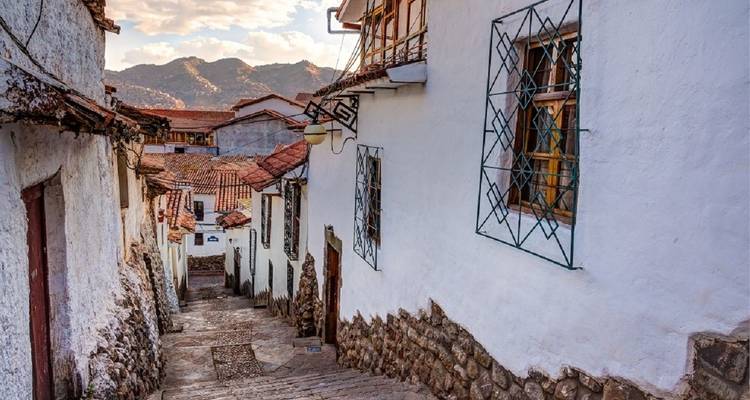 Charmante smalle steeg met witgekalkte gebouwen en stenen pad.