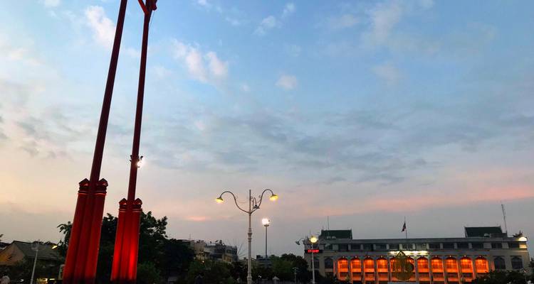 Ciel du crépuscule au-dessus du monument du Grand Portique rouge avec des bâtiments doucement illuminés à Bangkok.