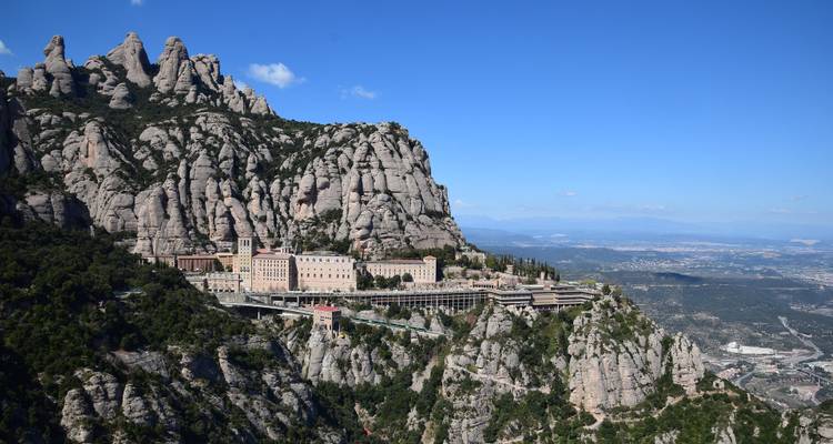 Le monastère de Montserrat niché dans des falaises spectaculaires sous un ciel dégagé.