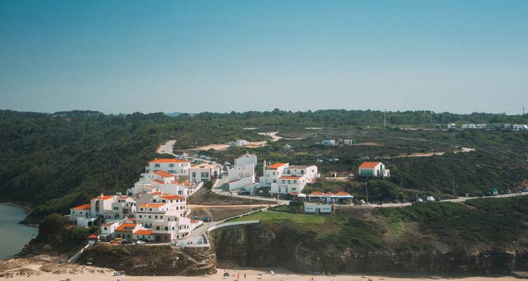 Charmant kustdorpje met witgekalkte huizen op een klif.