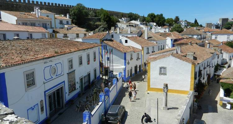 Charmante Stadt mit Kopfsteinpflasterstraßen und weiß getünchten Gebäuden, wahrscheinlich in Óbidos.