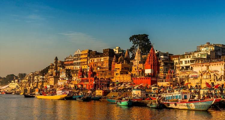 Vista del atardecer de un malecón bullicioso con edificios coloridos.