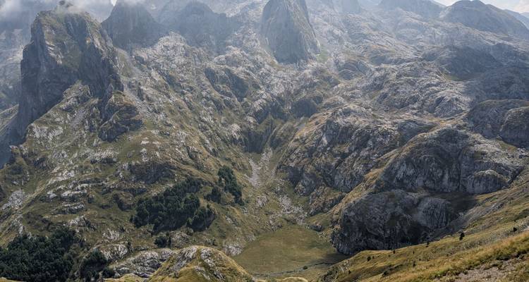 Vaste terrain montagneux avec des textures et des couleurs variées.