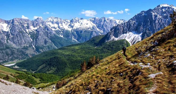 Vue panoramique d'un paysage montagneux accidenté avec des plaques de neige.