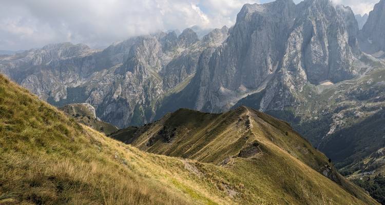 Chaîne de montagnes avec un ciel dégagé, montrant un terrain accidenté.