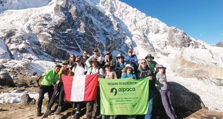 Groep trekkers met Peruaanse vlag en expeditiebanier.