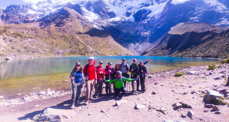 Wandelaars poseren bij een bergmeer.