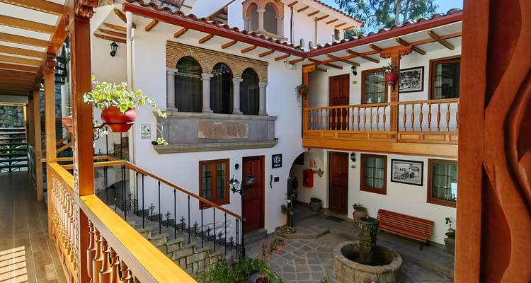 Interne binnenplaats met traditionele architectuur en planten in potten.