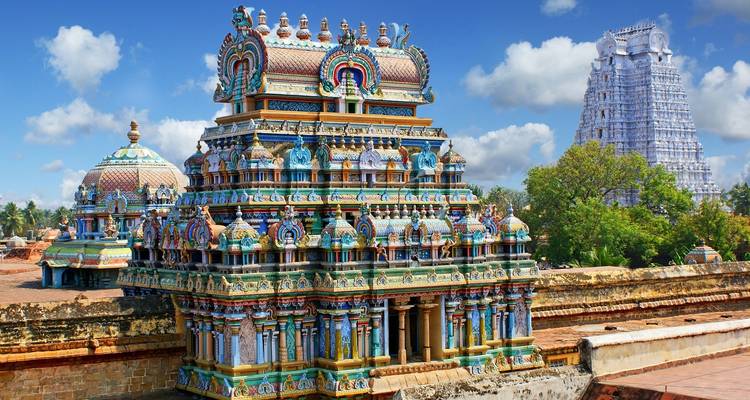 Een kleurrijk en ingewikkeld ontworpen tempelcomplex.