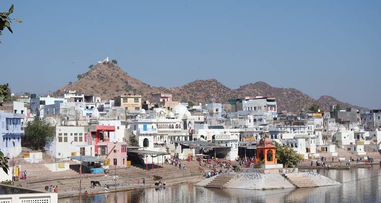 Een uitzicht op de stad Pushkar bij een meer.