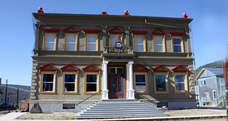Bâtiment historique du Temple maçonnique sous un ciel dégagé.
