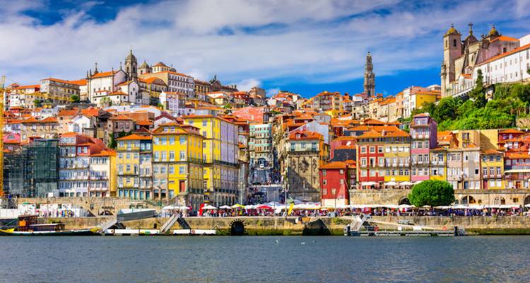 Levendige gevelgevels aan de rivier in Porto's Ribeira-wijk, gefotografeerd vanaf het water.