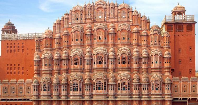 Gevel van de Hawa Mahal met talrijke ramen.