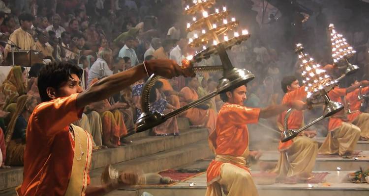 Ganga Aarti Ritual bei Nacht mit Menschen, die Laternen halten.