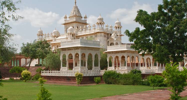 Jaswant Thada, een marmeren gedenkteken in Jodhpur met verzorgde gazons.