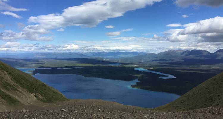 Vue immense de lacs et de montagnes sous un ciel dégagé.