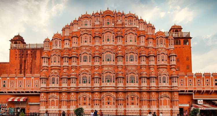 Une façade magnifiquement détaillée aux teintes orangées avec des foules animées.