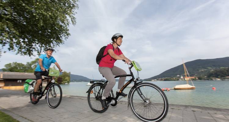 Des cyclistes roulant le long d'un sentier au bord du lac.