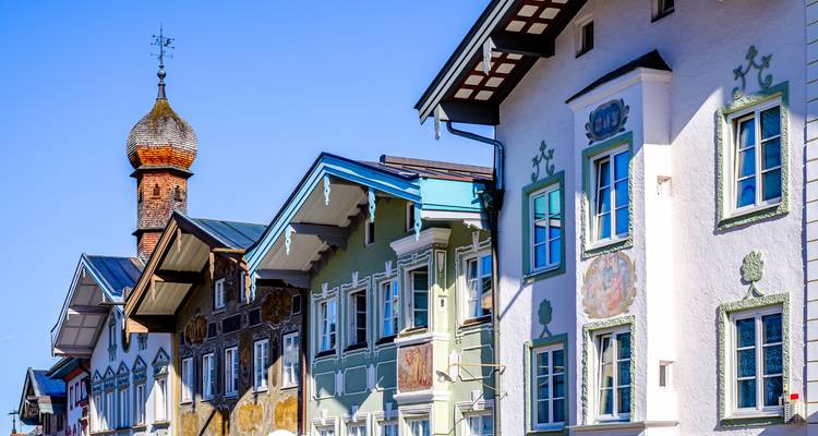 Bâtiments de style bavarois traditionnel avec de riches décorations.