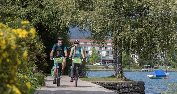 Des cyclistes profitant d'une balade au bord de l'eau.
