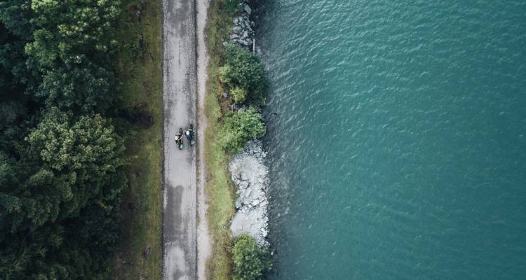 Vue aérienne d'une route au bord d'un lac.
