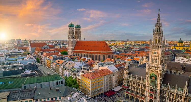 Vue panoramique de la Marienplatz de Munich avec la Frauenkirche et l'Hôtel de ville.