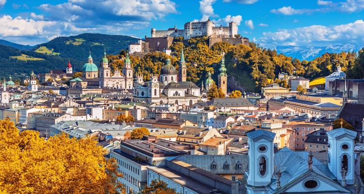 Salzbourg, Autriche avec feuillage d'automne et architecture historique.