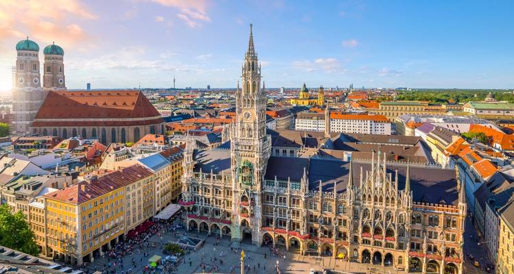 Vue emblématique du paysage urbain avec des monuments et une place animée.