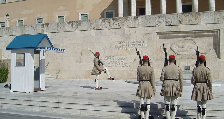 Guardias realizando una marcha ceremonial en un sitio histórico.
