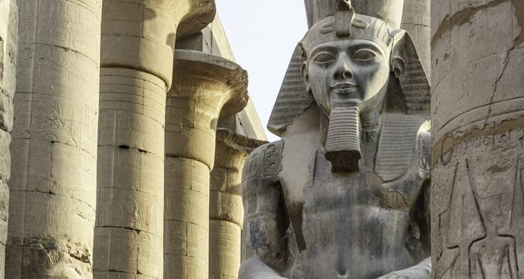 Statue d'un pharaon dans un temple égyptien antique.