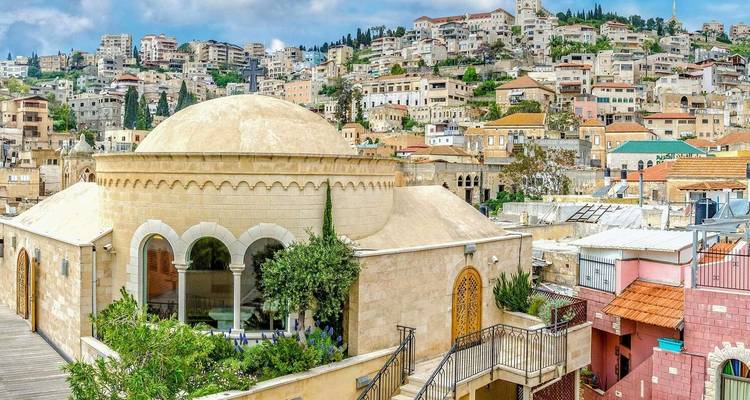 Vue panoramique d'une ville avec des bâtiments historiques et modernes.