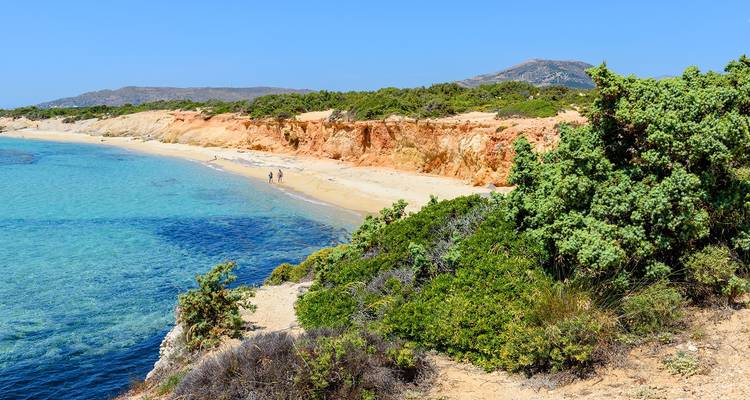Küstenlandschaft mit einem Sandstrand auf Naxos.