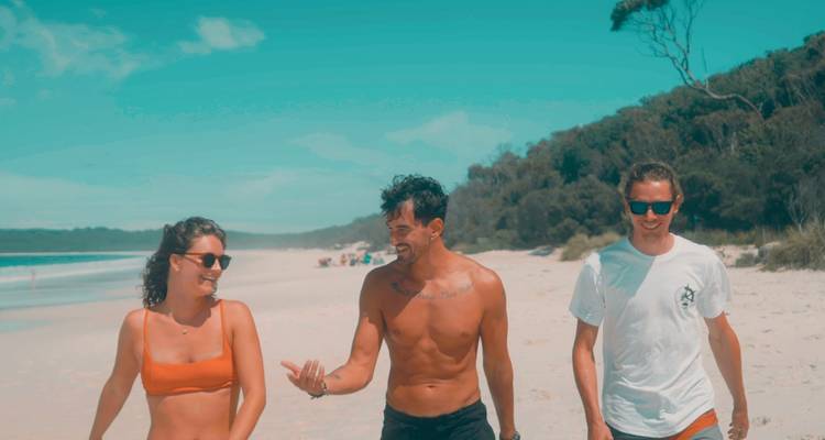 Des gens profitant d'une promenade sur la plage.