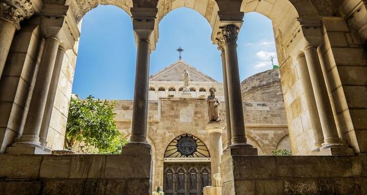 Historisch gebouw met zuilen gezien vanuit een gewelfde gang.